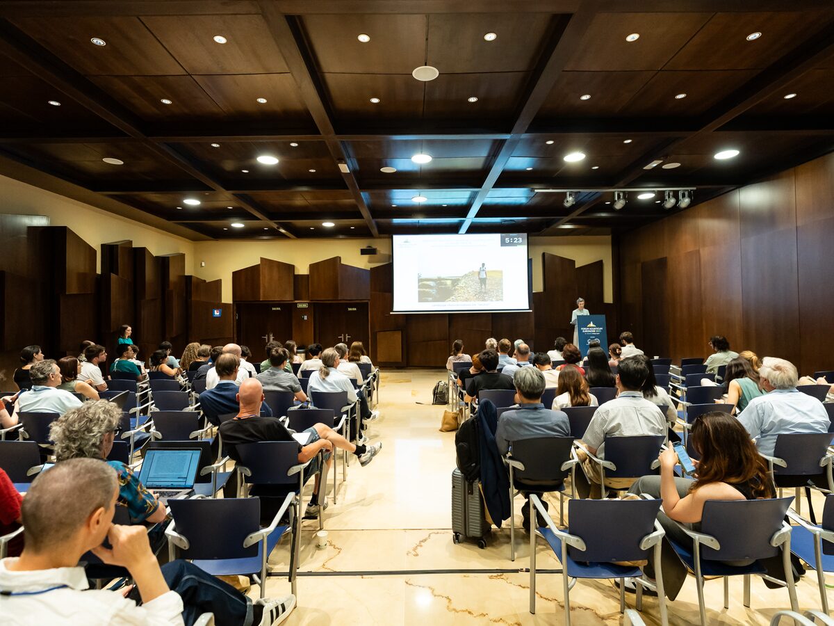 Sala llena durante una sesión de un congreso de acústica